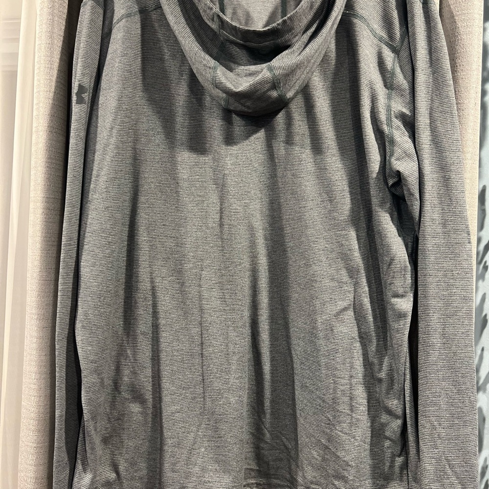 Under Armour Mens XXL long sleeve, shirt with hood.